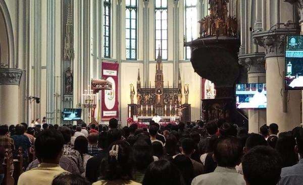 Ribuan Jemaat Ikuti Misa Kenaikan Yesus Kristus di Gereja Katedral Jakarta Ribuan Jemaat Ikuti Misa Kenaikan Yesus Kristus di Gereja Katedral Jakarta