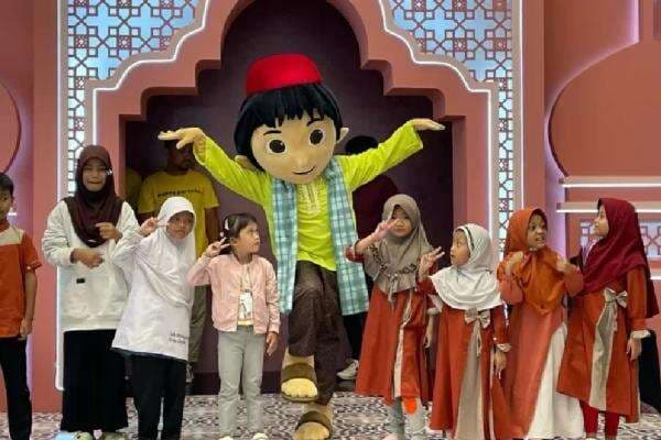 MNC Licensing Bareng The Park Sawangan Hadirkan Entong Sapa Anak-anak Yatim di Depok MNC Licensing Bareng The Park Sawangan Hadirkan Entong Sapa Anak-anak Yatim di Depok