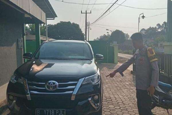 Mobil Fortuner Anggota DPRD Lampung Tabrak Pasangan Lansia, Satu Tewas Mobil Fortuner Anggota DPRD Lampung Tabrak Pasangan Lansia, Satu Tewas