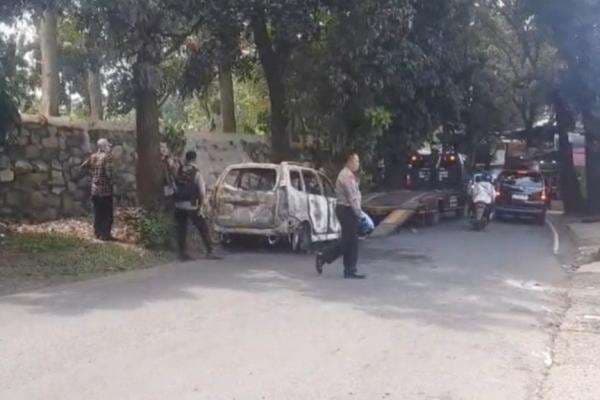Mobil Polisi di Depok Dibakar Massa, Terungkap Otak Pelakunya Ketua Ormas Mobil Polisi di Depok Dibakar Massa, Terungkap Otak Pelakunya Ketua Ormas