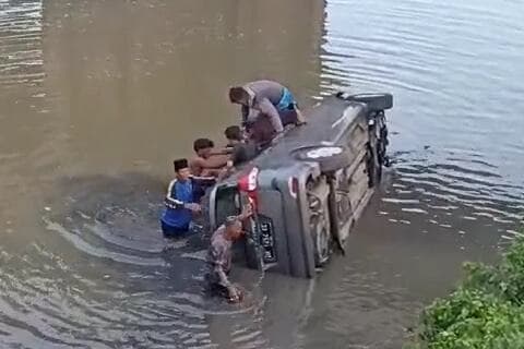 Mobil Suzuki Ertiga Terjun Bebas di Jembatan Selayar Lombok Timur, 9 Orang Luka Mobil Suzuki Ertiga Terjun Bebas di Jembatan Selayar Lombok Timur, 9 Orang Luka