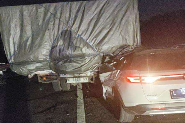 Mobil Tabrak Truk Tronton di Tol Malang, 1 Orang Tewas dan 2 Luka Berat Mobil Tabrak Truk Tronton di Tol Malang, 1 Orang Tewas dan 2 Luka Berat