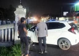 Mobil Tabrak Tugu Pembatas di Jalan Raya Puncak Bogor, Tiga Orang Terluka