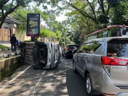 Mobil Xpander Terguling di Jalan Diponegoro Semarang, 2 Pemotor Terluka