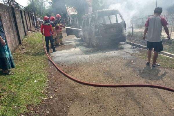 Heboh! Angkot di Bogor Terbakar hingga Hangus usai Dipakai Belajar Nyetir Heboh! Angkot di Bogor Terbakar hingga Hangus usai Dipakai Belajar Nyetir