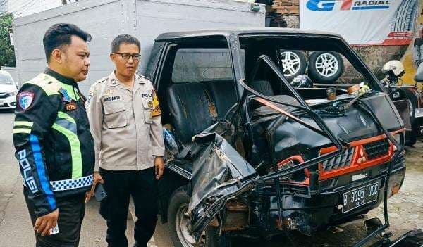 Mobil Boks Adu Banteng di Ciputat, 1 Orang Terluka Mobil Boks Adu Banteng di Ciputat, 1 Orang Terluka