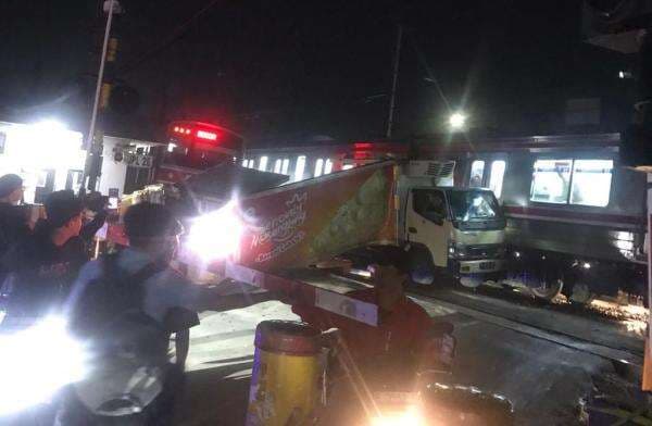 Mobil Boks Menemper KRL di Citayam-Bojong Gede, Perjalanan Kereta Sempat Tertunda Mobil Boks Menemper KRL di Citayam-Bojong Gede, Perjalanan Kereta Sempat Tertunda