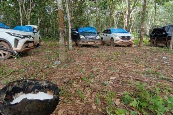 Deretan 20 Mobil Ditinggal Pemiliknya di TKP 3 Polisi Tewas Ditembak di Way Kanan Deretan 20 Mobil Ditinggal Pemiliknya di TKP 3 Polisi Tewas Ditembak di Way Kanan