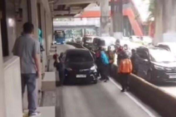 Viral Mobil Diduga Pelaku Tabrak Lari Terjebak di Busway, Nyaris Diamuk Warga Viral Mobil Diduga Pelaku Tabrak Lari Terjebak di Busway, Nyaris Diamuk Warga