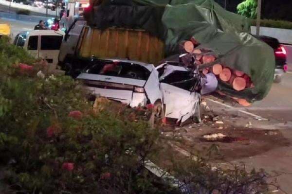 Kecelakaan Maut Hyundai Ioniq Tabrak Truk di Cengkareng, 3 Orang Tewas Kecelakaan Maut Hyundai Ioniq Tabrak Truk di Cengkareng, 3 Orang Tewas