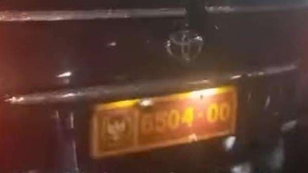 Geger Mobil Pelat Dinas Kemhan Tabrak Pejalan Kaki hingga Motor di Jakbar, 5 Orang Luka Geger Mobil Pelat Dinas Kemhan Tabrak Pejalan Kaki hingga Motor di Jakbar, 5 Orang Luka