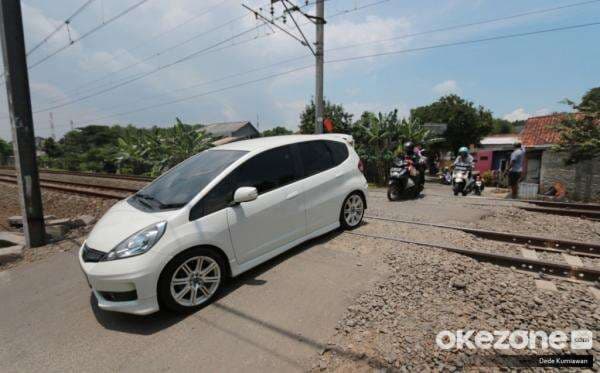 Tahukah Kamu Kenapa Mobil Bisa Tiba-tiba Mati di Pelintasan Kereta? Tahukah Kamu Kenapa Mobil Bisa Tiba-tiba Mati di Pelintasan Kereta?