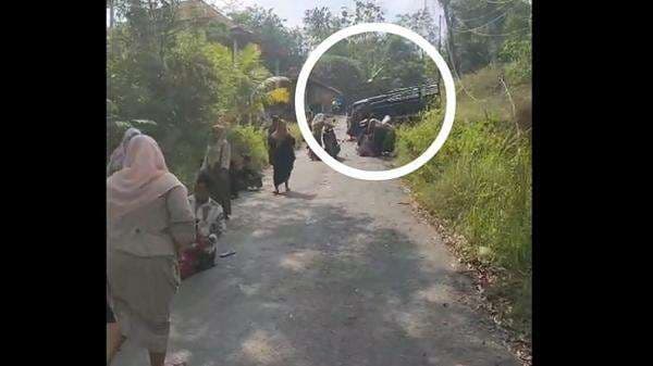 Mobil Pikap Rombongan Ibu-Ibu Kecelakaan di Bangkalan, Perjalanan Menuju Pengajian Mobil Pikap Rombongan Ibu-Ibu Kecelakaan di Bangkalan, Perjalanan Menuju Pengajian