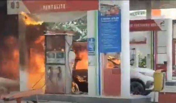 Mobil Rush Terbakar saat Isi BBM di SPBU Amesangeng Wajo, 3 Damkar Dikerahkan Mobil Rush Terbakar saat Isi BBM di SPBU Amesangeng Wajo, 3 Damkar Dikerahkan