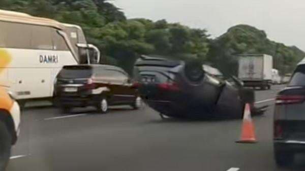 Kecelakaan di Tol Jagorawi, Honda HRV Tabrak Truk Tangki Kecelakaan di Tol Jagorawi, Honda HRV Tabrak Truk Tangki