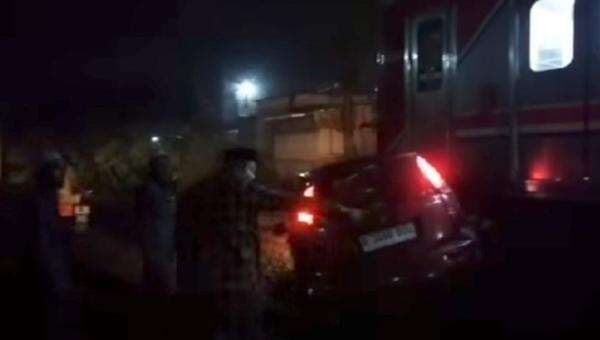 Mogok di Pelintasan, Mobil Tertabrak KRL di Parung Panjang Bogor Mogok di Pelintasan, Mobil Tertabrak KRL di Parung Panjang Bogor