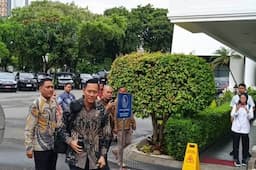 Momen AHY Ikuti Sidang Kabinet Paripurna Perdana di Istana, Pakai Batik Bawa Ransel Hitam