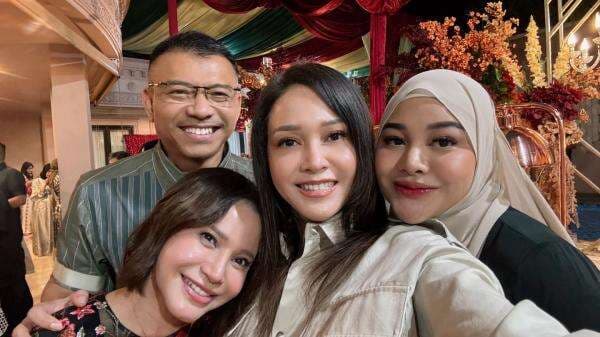 Momen Canggung Maia Estianty dengan Mulan Jameela di Perayaan Ultah Anang Hermansyah Momen Canggung Maia Estianty dengan Mulan Jameela di Perayaan Ultah Anang Hermansyah