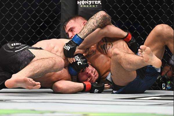 Momen Cekikan Dustin Poirier Hampir Renggut Rekor Sempurna Khabib Nurmagomedov di Depan 26 Juta Mata Rusia Momen Cekikan Dustin Poirier Hampir Renggut Rekor Sempurna Khabib Nurmagomedov di Depan 26 Juta Mata Rusia