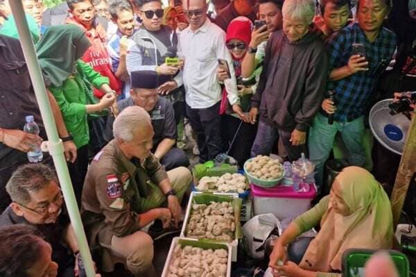Momen Ganjar Pranowo Menyantap Pempek Palembang di Pasar 16 Ilir