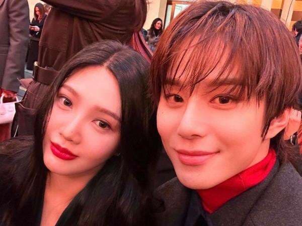 Momen Gemas Joy Red Velvet dan Jungwoo NCT di Milan Fashion Week Momen Gemas Joy Red Velvet dan Jungwoo NCT di Milan Fashion Week