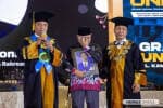 Momen Haru Ayah Wakili Wisuda Anaknya yang Meninggal Dunia Sambil Membawa Foto di Unesa Momen Haru Ayah Wakili Wisuda Anaknya yang Meninggal Dunia Sambil Membawa Foto di Unesa