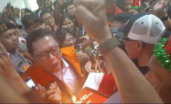 Momen Hasto Kristiyanto Tiup Lilin Kue Ulang Tahun usai Bacakan Pleidoi Momen Hasto Kristiyanto Tiup Lilin Kue Ulang Tahun usai Bacakan Pleidoi