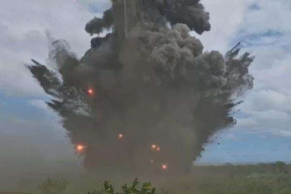 Momen Iring-iringan Ambulans Evakuasi Korban Tewas Ledakan Amunisi di Garut, Warga: Ya Allah Momen Iring-iringan Ambulans Evakuasi Korban Tewas Ledakan Amunisi di Garut, Warga: Ya Allah