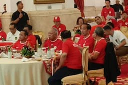 Momen Jokowi Nobar Indonesia vs Uzbekistan Bareng Menteri dan Relawan di Istana