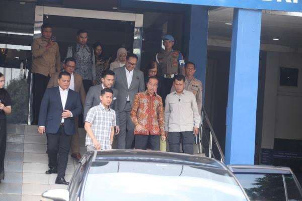 Momen Jokowi Tenteng Map Cokelat usai Keluar dari SPKT Polda Metro Momen Jokowi Tenteng Map Cokelat usai Keluar dari SPKT Polda Metro