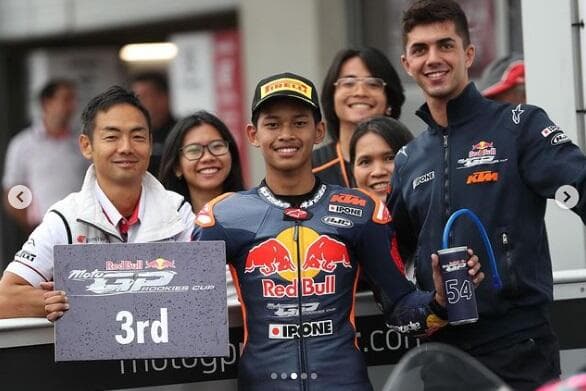 Momen Komentator MotoGP Puji Habis Veda Ega Pratama yang Raih Podium Perdana di Red Bull Rookies Cup Momen Komentator MotoGP Puji Habis Veda Ega Pratama yang Raih Podium Perdana di Red Bull Rookies Cup
