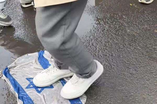 Momen Massa Aksi Bela Palestina Bakar hingga Jadikan Bendera Israel Sebagai Keset Momen Massa Aksi Bela Palestina Bakar hingga Jadikan Bendera Israel Sebagai Keset