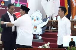 Momen Prabowo Genggam Erat Tangan Anies Usai Pidato Jadi Presiden Terpilih