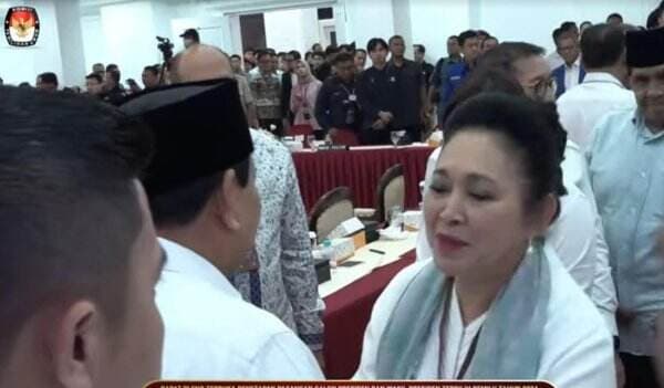 Momen Prabowo Jabat Tangan Titiek Soeharto Usai Ditetapkan Presiden Terpilih