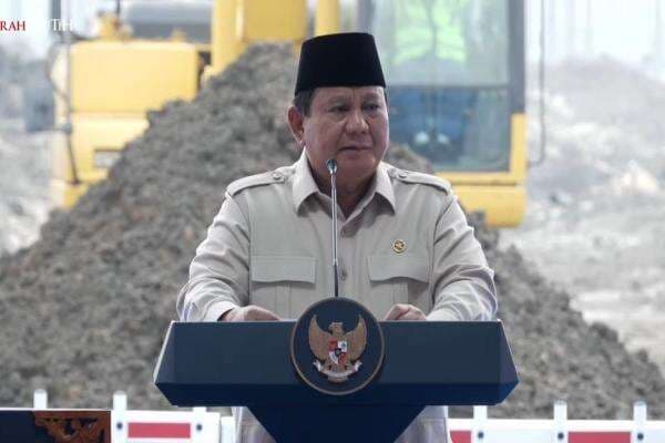 Momen Prabowo Minta Seskab Catat Pejabat yang Tak Hadir di Groundbreaking Baterai Listrik Momen Prabowo Minta Seskab Catat Pejabat yang Tak Hadir di Groundbreaking Baterai Listrik