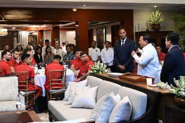 Momen Presiden Prabowo Sambut Timnas di Kertanegara, Hangat dan Penuh Kekeluargaan Momen Presiden Prabowo Sambut Timnas di Kertanegara, Hangat dan Penuh Kekeluargaan