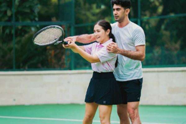 Momen Prilly Latuconsina Dilatih Tenis oleh Reza Rahadian, Mesra Bikin Baper Momen Prilly Latuconsina Dilatih Tenis oleh Reza Rahadian, Mesra Bikin Baper