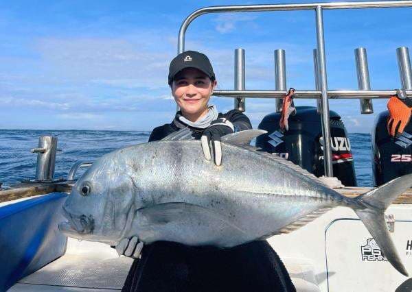Momen Prilly Latuconsina Mancing di Laut, Pamer Ikan Sebesar Badannya Momen Prilly Latuconsina Mancing di Laut, Pamer Ikan Sebesar Badannya