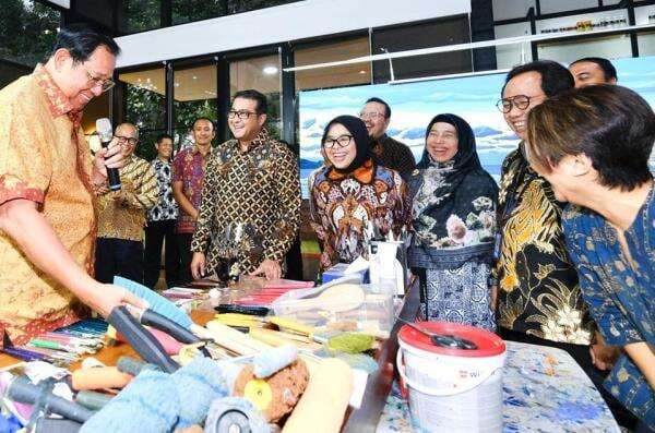 Momen SBY Jelaskan Karya Lukisan, Musik, Puisi, hingga Novel ke KemenEkraf di Cikeas Art Gallery Momen SBY Jelaskan Karya Lukisan, Musik, Puisi, hingga Novel ke KemenEkraf di Cikeas Art Gallery