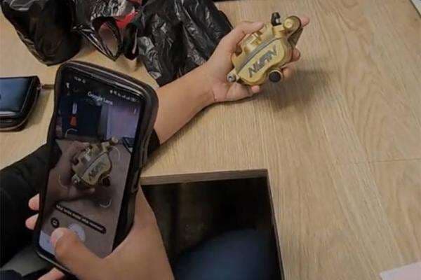 Momen Seorang Pria Keciduk Pasangan Bohong soal Rem Motor yang Belinya usai Cek Harga Pakai Google Lens Momen Seorang Pria Keciduk Pasangan Bohong soal Rem Motor yang Belinya usai Cek Harga Pakai Google Lens