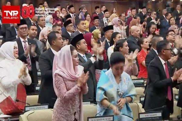 Momen Titiek Soeharto Terharu dan Mengusap Air Mata usai Lihat Capaian Presiden Prabowo Momen Titiek Soeharto Terharu dan Mengusap Air Mata usai Lihat Capaian Presiden Prabowo
