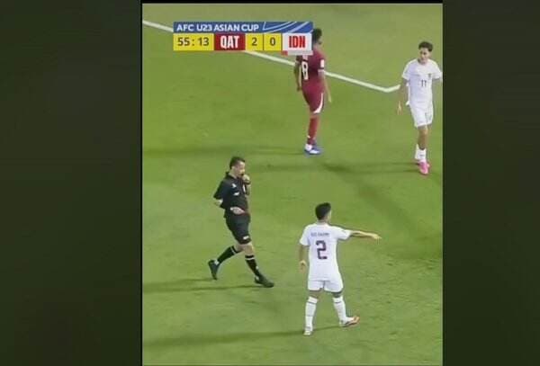 Momen Wasit Nasrullo Kabirov Batal Beri Kartu Merah Pemain Timnas Qatar U-23 Usai Jegal Keras Witan Sulaeman