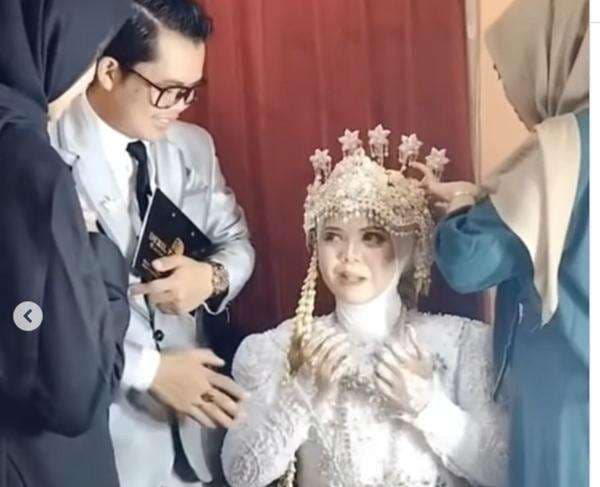 Momen Haru! Akad Nikah Pasangan Tuna Wicara Ini Bikin Undangan dan Keluarga Meneteskan Air Mata Momen Haru! Akad Nikah Pasangan Tuna Wicara Ini Bikin Undangan dan Keluarga Meneteskan Air Mata