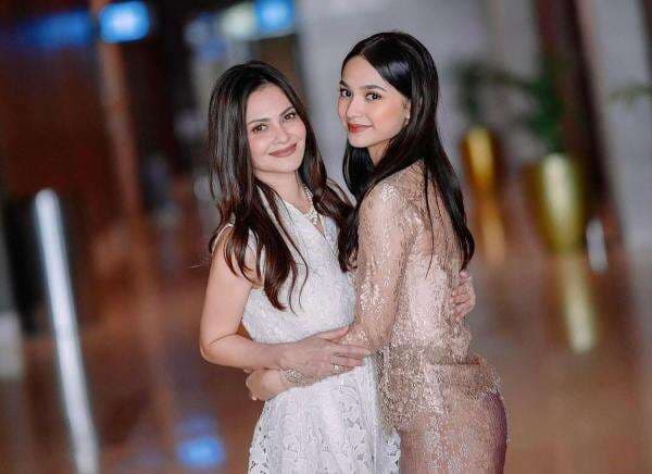 Momen Haru Kelulusan Sydney, Anak Cut Tari yang Tampil Cantik dengan Brukat Cokelat Momen Haru Kelulusan Sydney, Anak Cut Tari yang Tampil Cantik dengan Brukat Cokelat