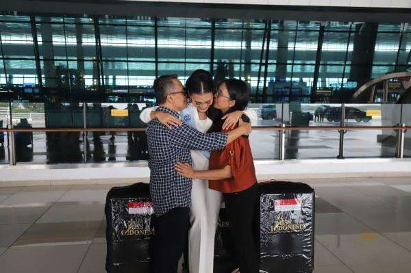 Momen Haru Miss Indonesia 2024 Monica Kezia Diantar Orangtua Melangkah ke Miss World 2025: Pesannya Jadi Diri Sendiri Momen Haru Miss Indonesia 2024 Monica Kezia Diantar Orangtua Melangkah ke Miss World 2025: Pesannya Jadi Diri Sendiri