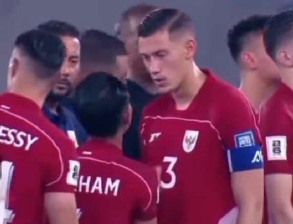 Momen Kocak Beckham Putra Minta Ampun Usai Kena Ospek Jay Idzes Kelar Laga Timnas Indonesia vs China Momen Kocak Beckham Putra Minta Ampun Usai Kena Ospek Jay Idzes Kelar Laga Timnas Indonesia vs China
