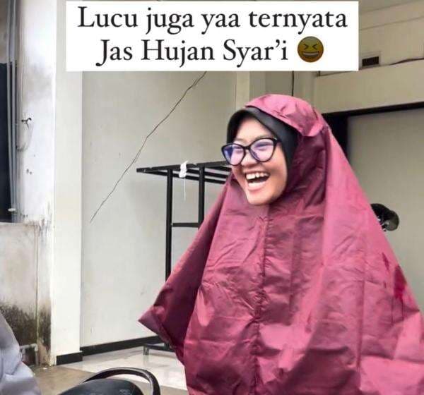 Momen Kocak Seorang Perempuan Ini Pakai Jas Hujan Syari, Dikira Mukena Bahan Parasut Momen Kocak Seorang Perempuan Ini Pakai Jas Hujan Syari, Dikira Mukena Bahan Parasut