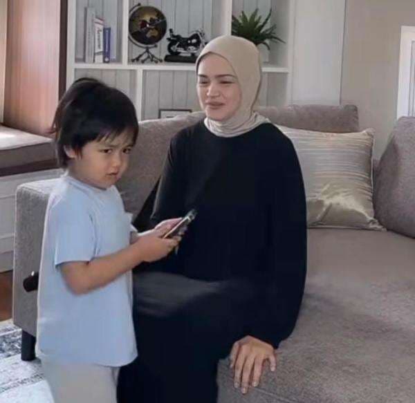 Momen Lucu Anak Siti Nurhaliza Terganggu Dengar Ibunya Bernyanyi, Warganet: Dek, Suara Ibumu Mahal Loh! Momen Lucu Anak Siti Nurhaliza Terganggu Dengar Ibunya Bernyanyi, Warganet: Dek, Suara Ibumu Mahal Loh!