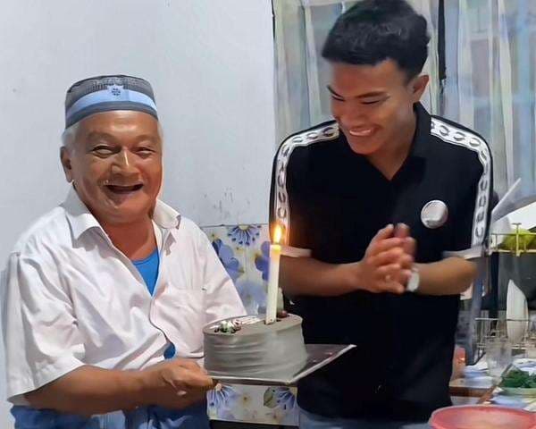 Momen Manis Kejutan Ulang Tahun dari Ayah untuk Anak, Bukti Bahagia Tak Harus Mewah Momen Manis Kejutan Ulang Tahun dari Ayah untuk Anak, Bukti Bahagia Tak Harus Mewah