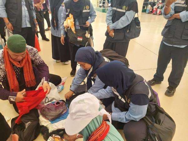 Momen Petugas Haji Bantu Rapikan Barang Bawaan Jamaah yang Hendak Pulang ke Tanah Air Momen Petugas Haji Bantu Rapikan Barang Bawaan Jamaah yang Hendak Pulang ke Tanah Air